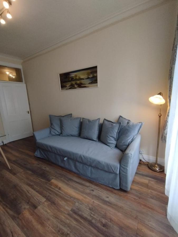 Apartment 2 Bedrooms Flat Central Edinburgh, Sleeps 6, In The Shadow Of Holyrood Park And Arthur's Seat With Free Parking, Two Bed Edinburgh