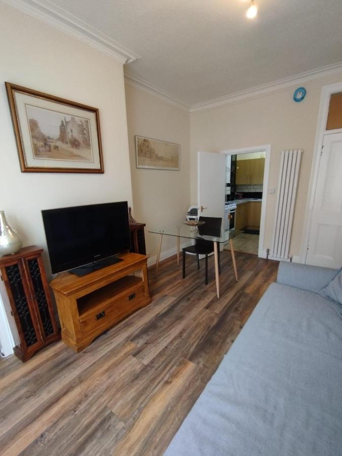Apartment 2 Bedrooms Flat Central Edinburgh, Sleeps 6, In The Shadow Of Holyrood Park And Arthur's Seat With Free Parking, Two Bed Edinburgh