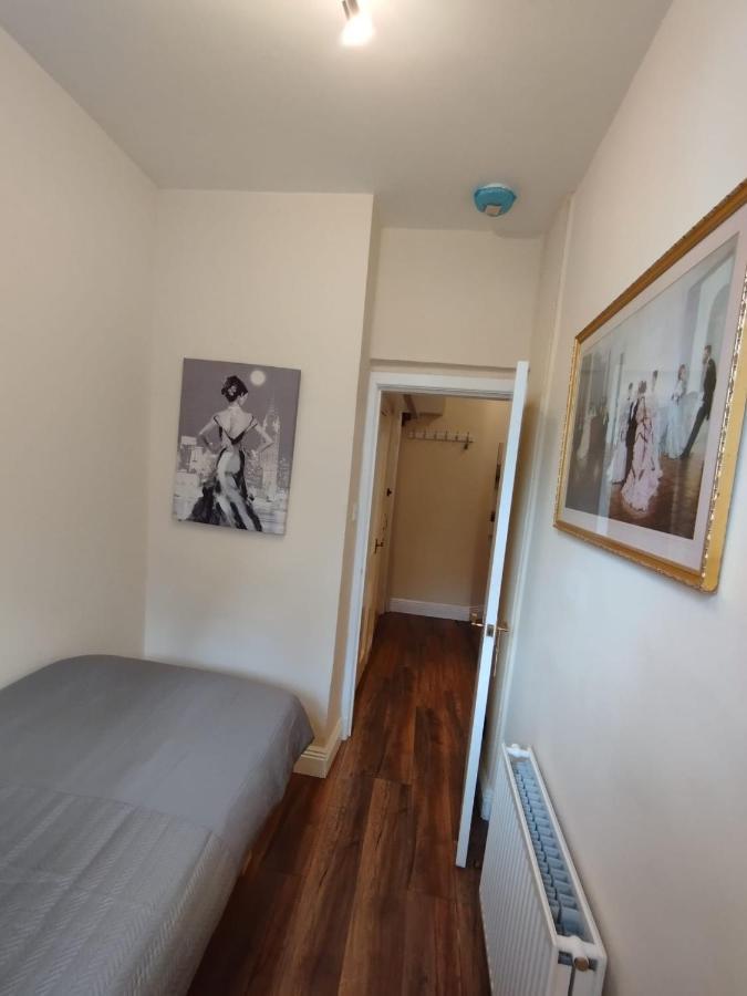Apartment 2 Bedrooms Flat Central Edinburgh, Sleeps 6, In The Shadow Of Holyrood Park And Arthur's Seat With Free Parking, Two Bed Edinburgh