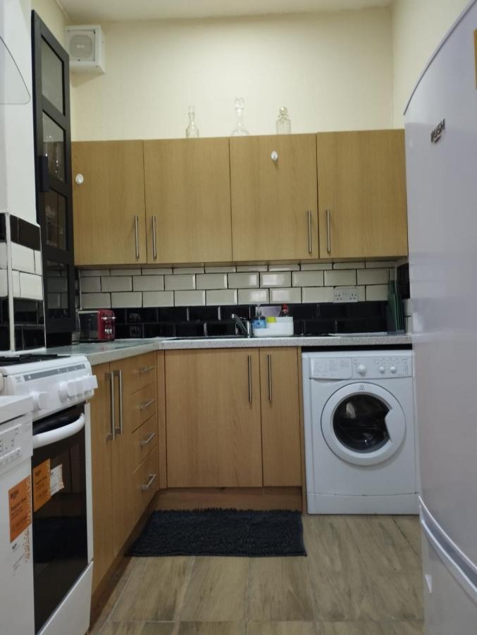 2 Bedrooms Flat Central Edinburgh, Sleeps 6, In The Shadow Of Holyrood Park And Arthur's Seat With Free Parking, Two Bed Apartment *