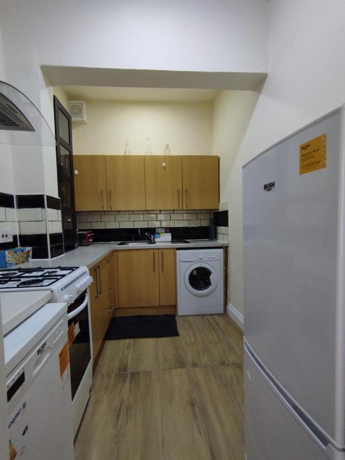 2 Bedrooms Flat Central Edinburgh, Sleeps 6, In The Shadow Of Holyrood Park And Arthur's Seat With Free Parking, Two Bed Apartment Edinburgh