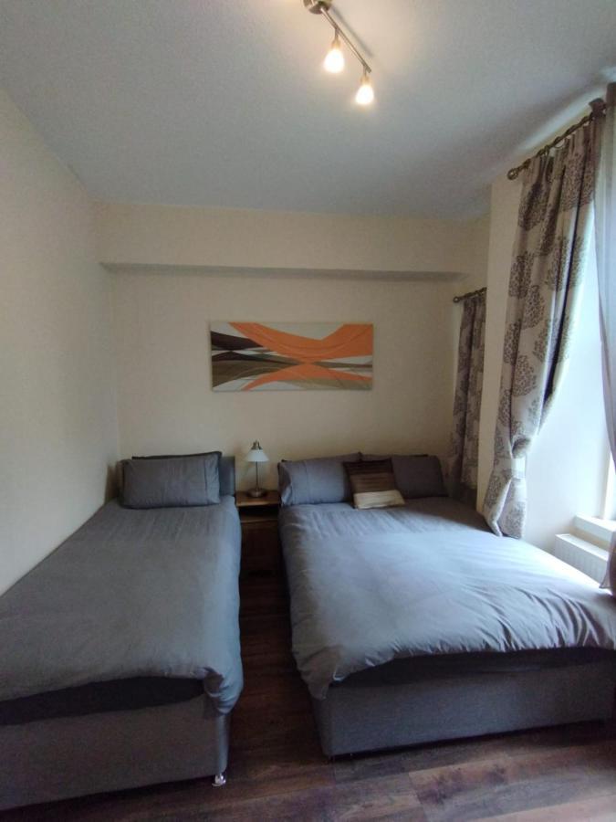 Apartment 2 Bedrooms Flat Central Edinburgh, Sleeps 6, In The Shadow Of Holyrood Park And Arthur's Seat With Free Parking, Two Bed Edinburgh