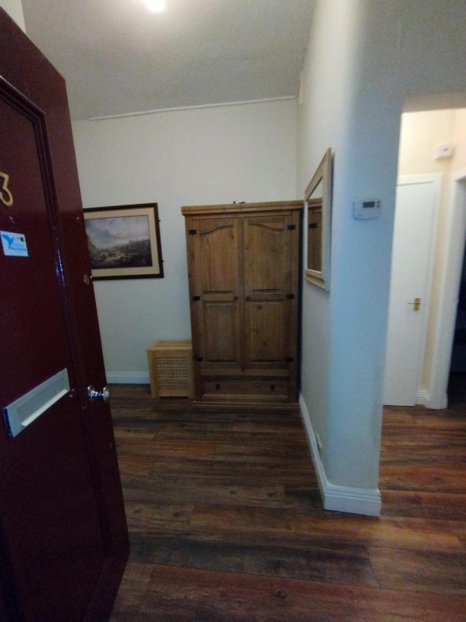 Apartment 2 Bedrooms Flat Central Edinburgh, Sleeps 6, In The Shadow Of Holyrood Park And Arthur's Seat With Free Parking, Two Bed Edinburgh