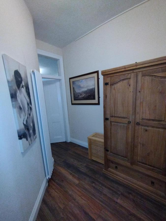 2 Bedrooms Flat Central Edinburgh, Sleeps 6, In The Shadow Of Holyrood Park And Arthur's Seat With Free Parking, Two Bed Apartment Edinburgh