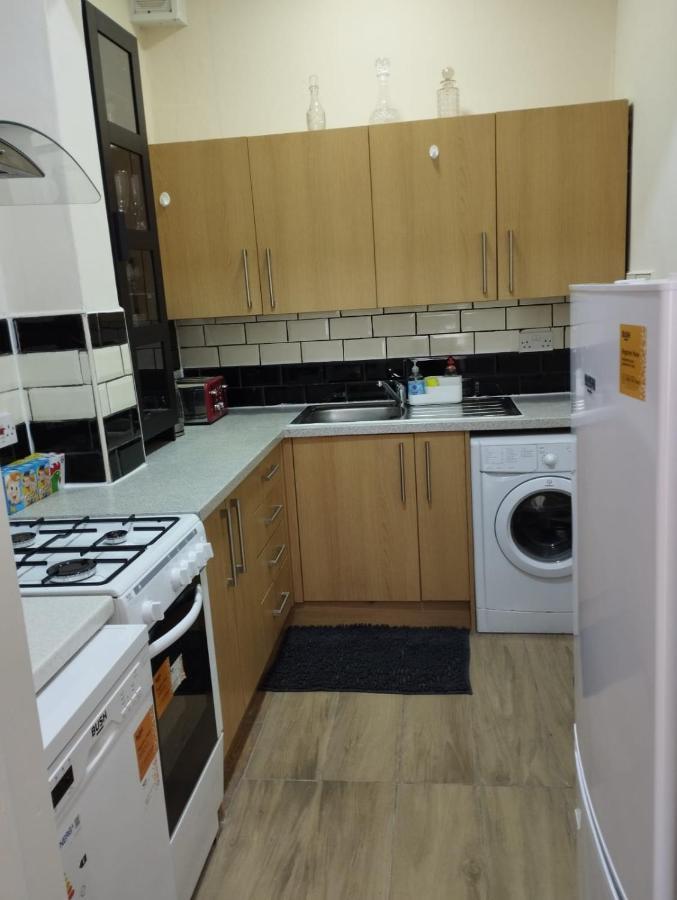 Apartment 2 Bedrooms Flat Central Edinburgh, Sleeps 6, In The Shadow Of Holyrood Park And Arthur's Seat With Free Parking, Two Bed *
