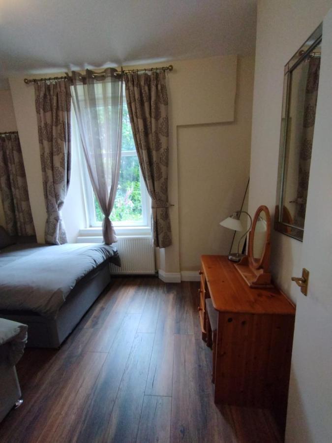 2 Bedrooms Flat Central Edinburgh, Sleeps 6, In The Shadow Of Holyrood Park And Arthur's Seat With Free Parking, Two Bed Apartment *