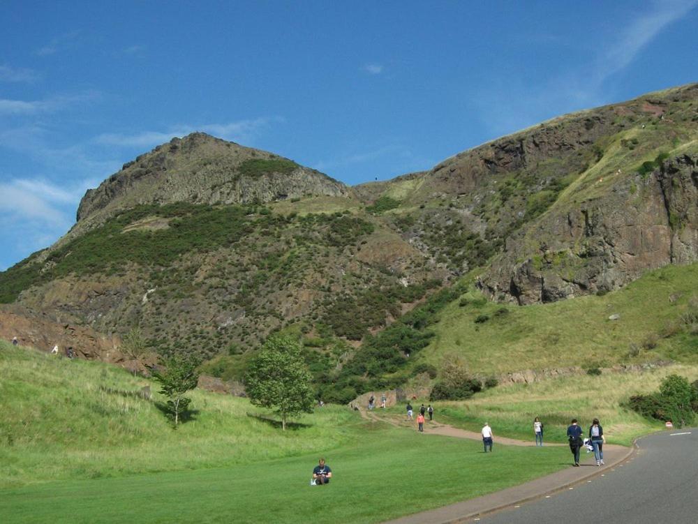 2 Bedrooms Flat Central Edinburgh, Sleeps 6, In The Shadow Of Holyrood Park And Arthur's Seat With Free Parking, Two Bed Apartment Edinburgh