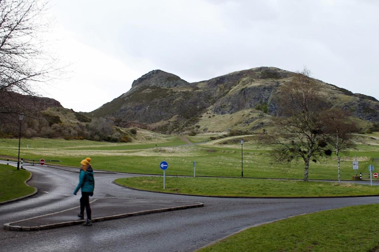 2 Bedrooms Flat Central Edinburgh, Sleeps 6, In The Shadow Of Holyrood Park And Arthur's Seat With Free Parking, Two Bed Apartment Edinburgh